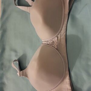 40 D Vanity Fair ivory colored wirefree bra